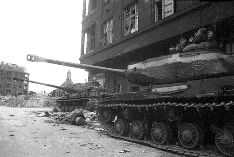 Carri armati sovietici JS-2 a Berlino
