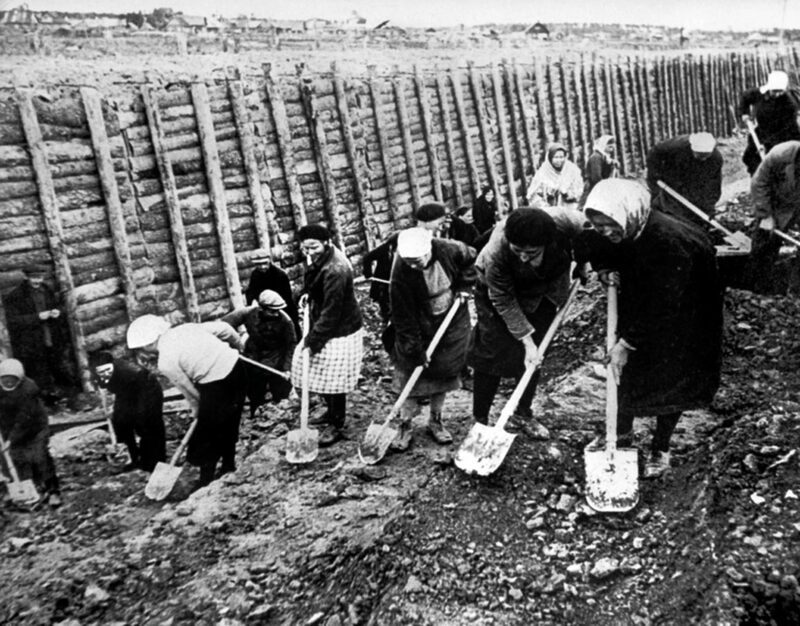 Le donne sovietiche scavano un fossato anticarro per la difesa di Leningrado.