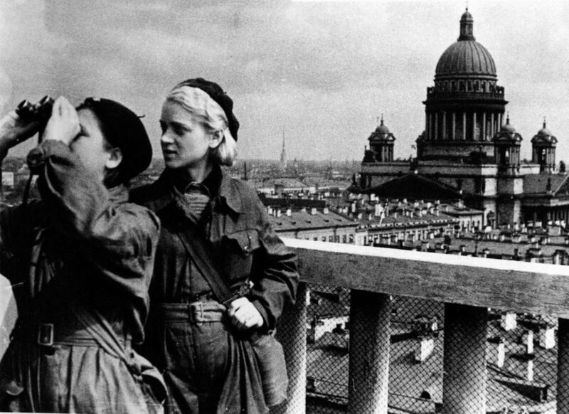 Soldatesse di un punto do osservazione della difesa aerea di Leningrado sul tetto dell'edificio. 1942.