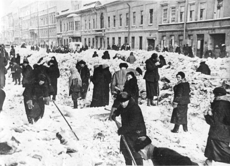 I residenti di Leningrado assediati dai nazisti puliscono le strade della neve. 8 Marzo 1942.