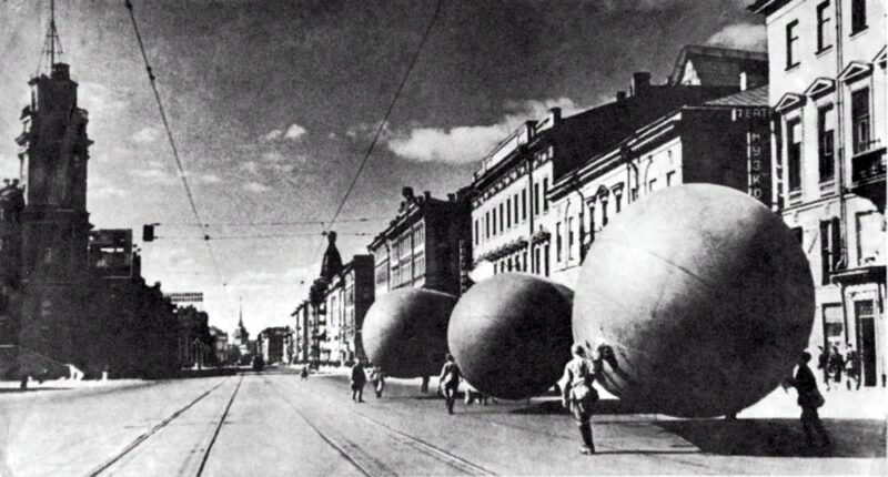 Contenitori di gas sul viale del 25 ottobre a Leningrado assediata. Luglio 1941.
