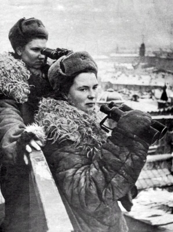 Soldatesse della difesa aerea Maria Belova e Valentina Petrova sul tetto di un edificio assediato a Leningrado. 1942.