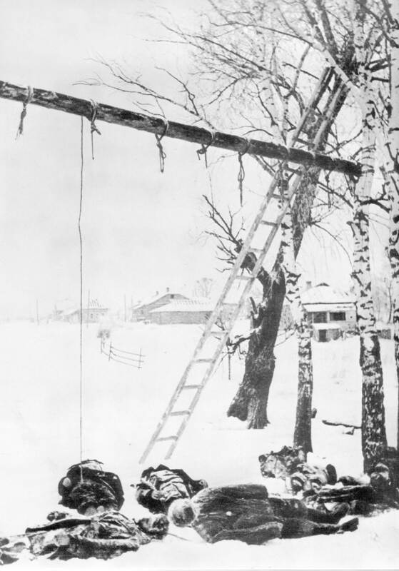 I corpi di civili sovietici impiccati dai nazisti durante l'occupazione di Volokolamsk. 1941
