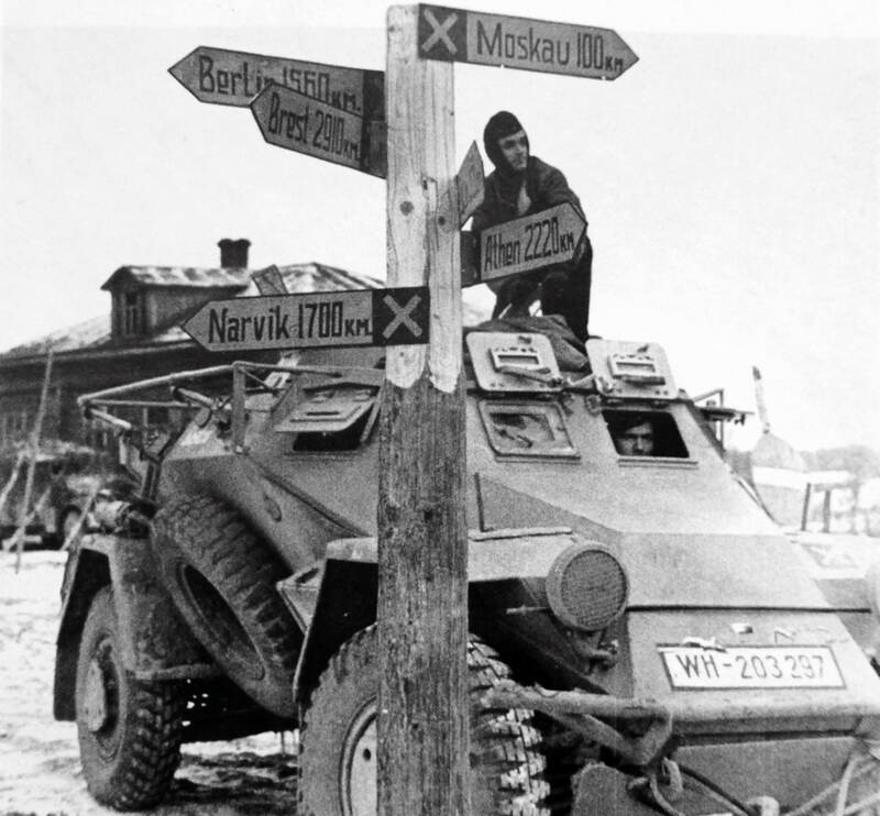 Autoblindo tedesco Sd.Kfz 221 vicino a un cartello stradale nella battaglia di Mosca. Novembre 1941.