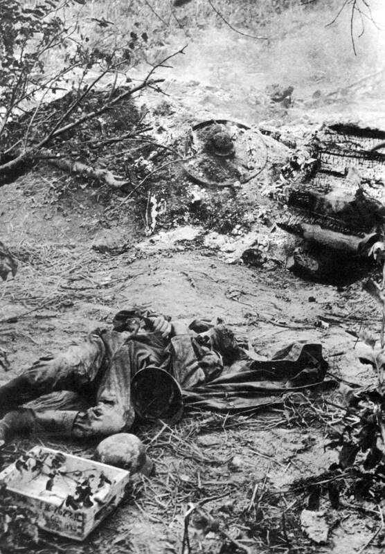 Soldato tedesco ucciso durante l'Operazione Barbarossa nelle foreste di Bryansk. 1941.