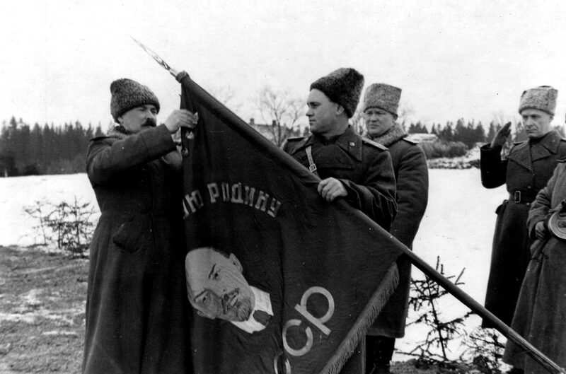 Mikhail Kazakov, comandante della 10a armata delle guardie, attacca l'Ordine di Suvorov sullo stendardo dell'ottava divisione delle guardie. Riga- Lettonia 28 Aprile 1945.