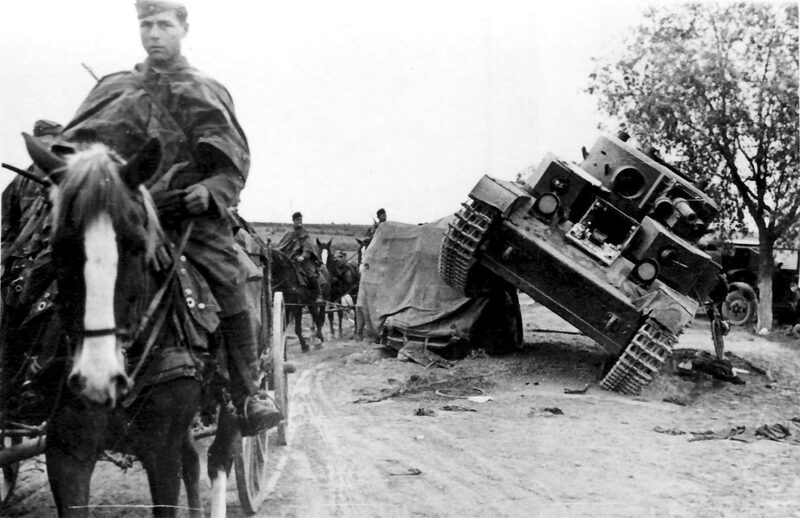 Un convoglio tedesco trainato da cavalli passa davanti a un carro armato sovietico T-28 abbandonato. 1941.