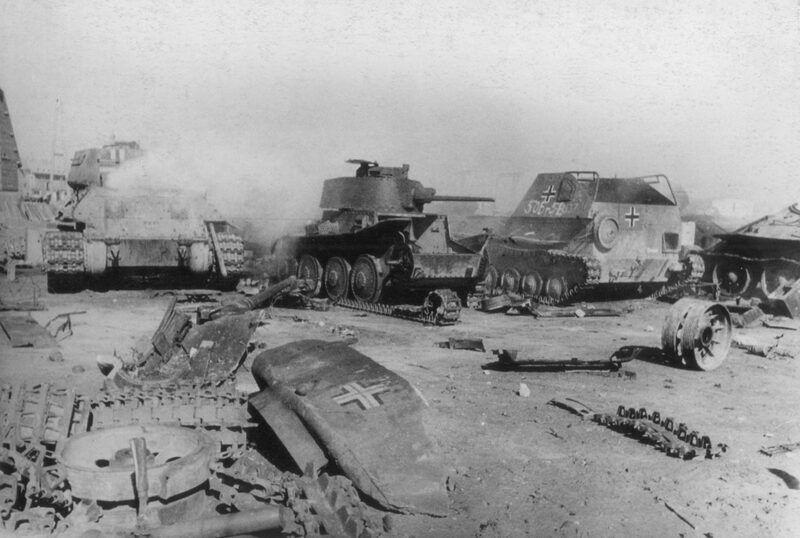 Punto di raccolta tedesco di veicoli blindati catturati danneggiati nelle vicinanze di Koenigsberg. Prussia orientale 1945.