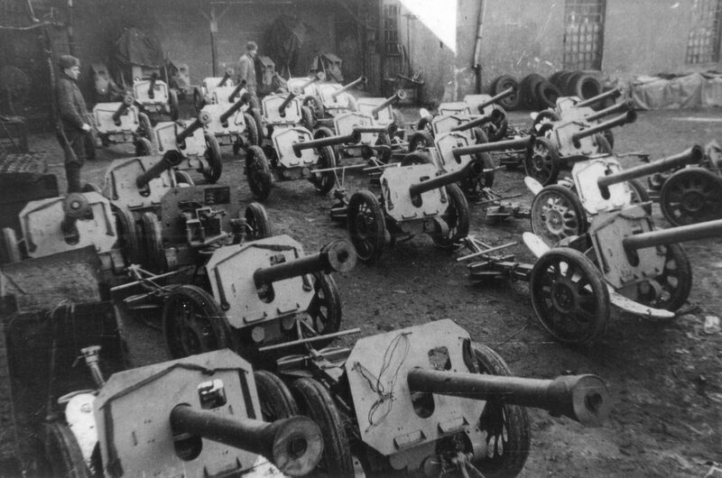 Pesanti lanciarazzi tedeschi Puppchen da 88 mm anticarro (Raketenwerfer 43 Puppchen) catturati dall'Armata Rossa nella battaglia di una delle città della Pomerania. 1 ° fronte bielorusso. Pomerania 1945.