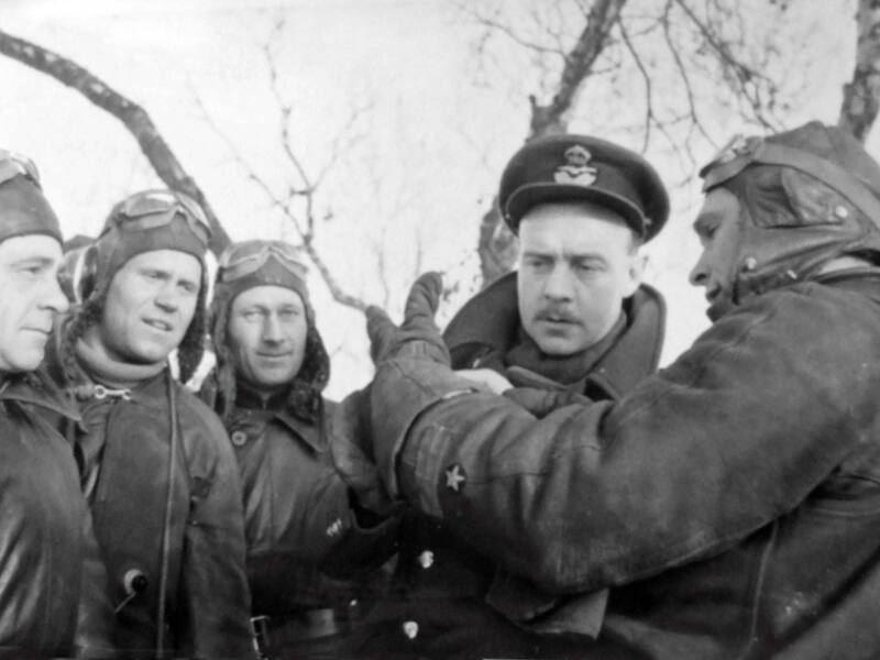 Il maggiore Boris Safonov con altri soldati e il maggiore Tony Miller discutono delle tecniche di combattimento aereo. Vaenga - Murmansk 1941
