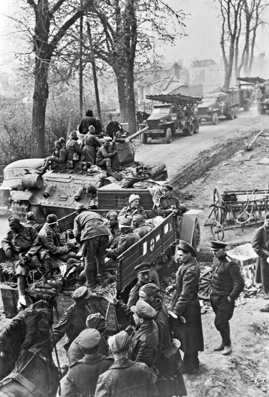 Berlino Aprile 1945. Carico di soldati sovietici feriti in un camion militare di evacuazione ZIS-5v.