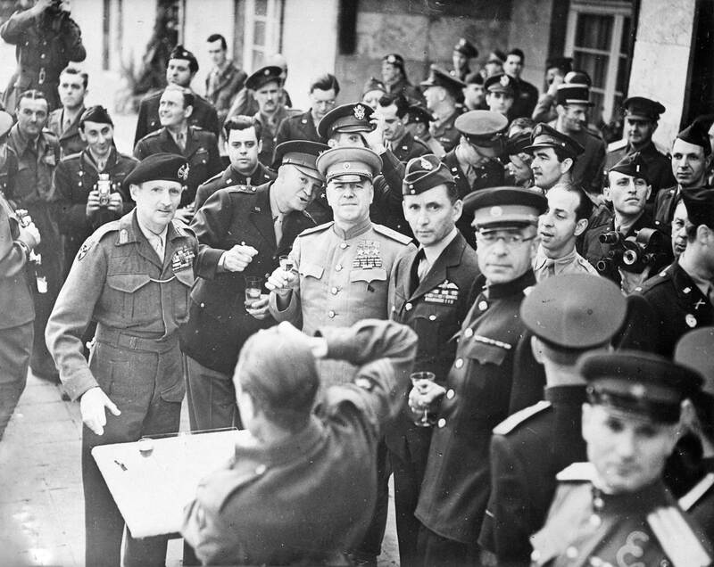Il maresciallo Georgij Zhukov assegna al maresciallo di campo Bernard Law Montgomery l'Ordine sovietico di vittoria. Francoforte 5 giugno 1945