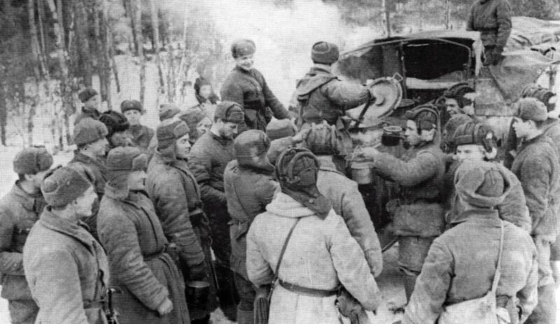 Battaglia di Mosca: soldati della 20a brigata di carri armati dell'Armata rossa vicino alla cucina da campo. 1941