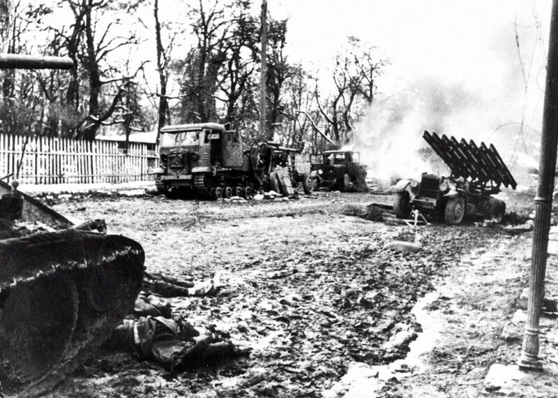 Lanciarazzi Katyusha e T-34 distrutti nella Battaglia di Mtsensk. Ottobre 1941.