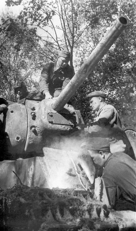 Riparazione sul campo di un carro armato pesante KV-1 dell'Armata Rossa. Agosto 1942