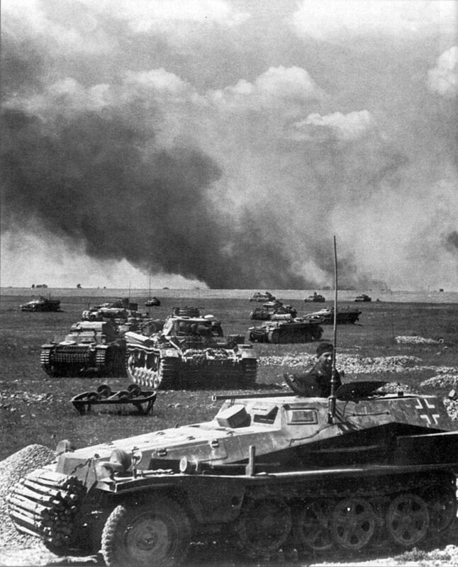 Assembramento di veicoli corazzati tedeschi nella steppa sul fronte orientale nella battaglia di Slutsk. Bielorussia giugno 1941.