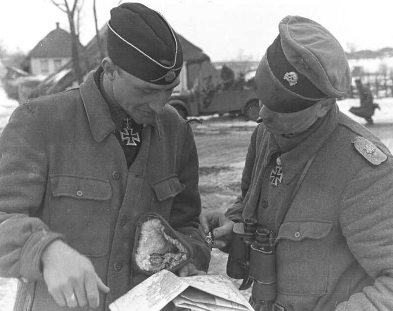Il comandante della 1a compagnia, 3o reggimento di carri armati della divisione SS Totenkopf è lo SS Hauptsturmfuhrer Hubert-Erwin Meierdress e il comandante del 1o battaglione di ricognizione della SS Leibstandart Adolf Hitler divisione SS Obersturmbannführer Kurt Adolf Wilhelm Meyer .
Unità della prima divisione SS e della terza divisione SS, durante un attacco alla città di Kharkov, si incontrarono nel villaggio di Peresechnaya vicino alla città di Kharkov il 9 marzo 1943.