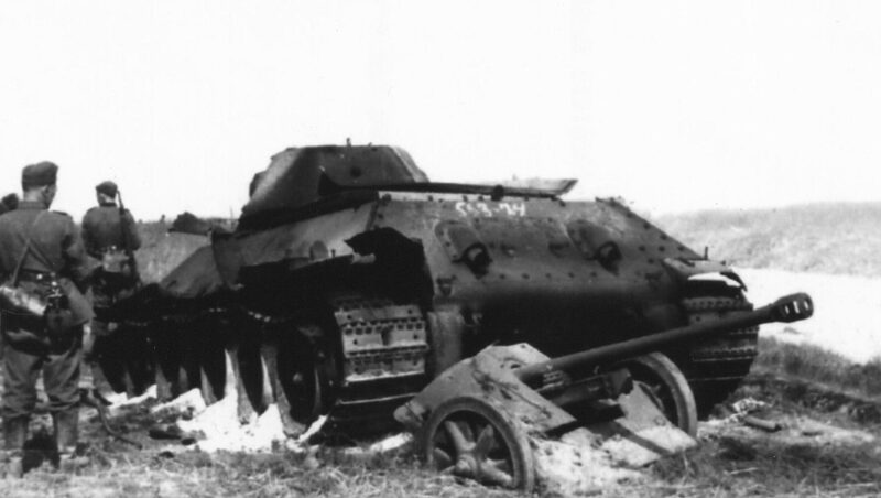 Carro armato sovietico T-34 distrutto dopo aver schiacciato un cannone anticarro tedesco PaK-38. Ucraina Giugno 1941.