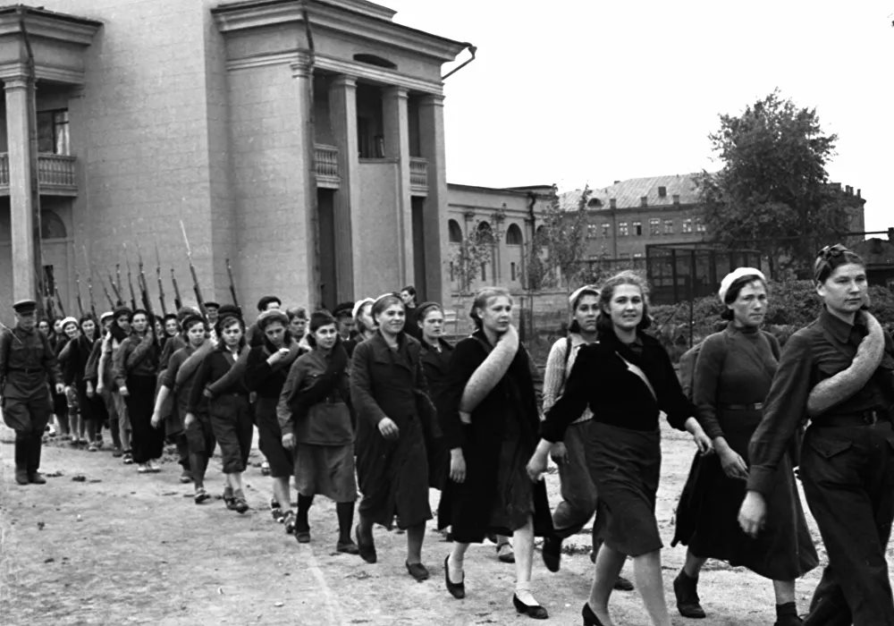 Soldatesse sovietiche camminano lungo una  strada di Mosca. Settembre 1941.