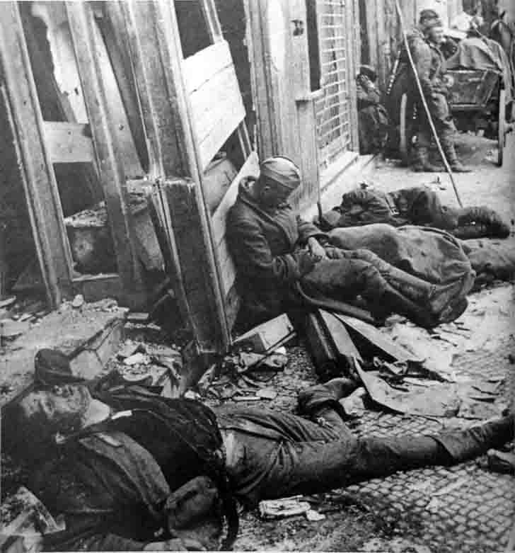 Berlino 1945. Soldati dell'Armata Rossa dormono, in un momento di pausa, accanto a un cadavere di un soldato tedesco