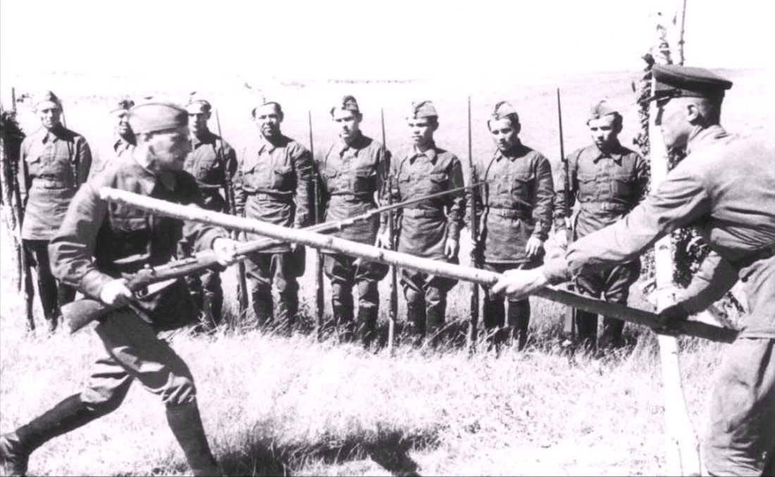 addestramento soldati sovietici baionetta