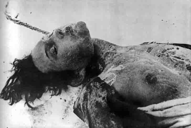 Il corpo congelato della partigiana Zoya Kosmodemyanskaya, torturata e impiccata a Petrishchevo il 29 novembre 1941. Durante l'interrogatorio non fornì nessuna informazione sui compagni e diede ai nazisti il nome fittizio di "Tanya".