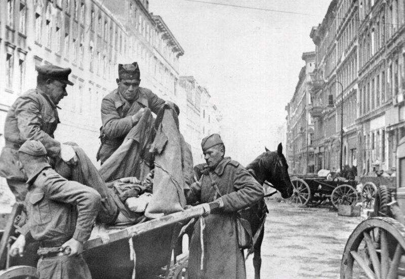 Gli inservienti sovietici posano su una barella un soldato ferito sulla Friedrichstrasse a Berlino 30 aprile 1945
