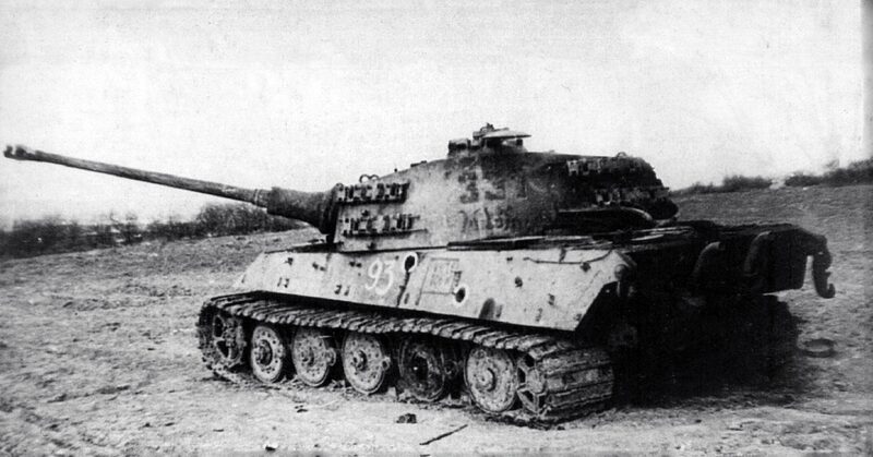 Il carro armato King Tiger distrutto dal 501 ° battaglione di carri armati pesanti sul lago Balaton. Lago Balaton, Ungheria, Marzo 1945.