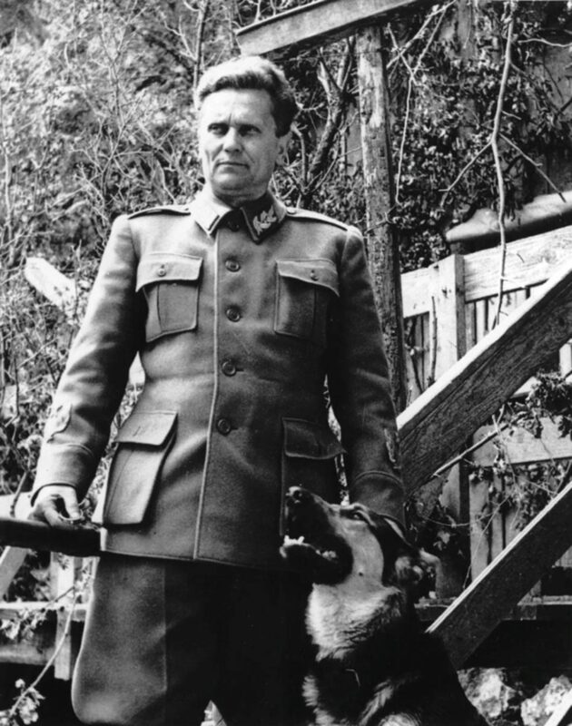 Il maresciallo Josip Broz Tito , il capo delle forze armate partigiane jugoslave unite contro gli invasori nazisti ei loro alleati, posa con il suo cane.