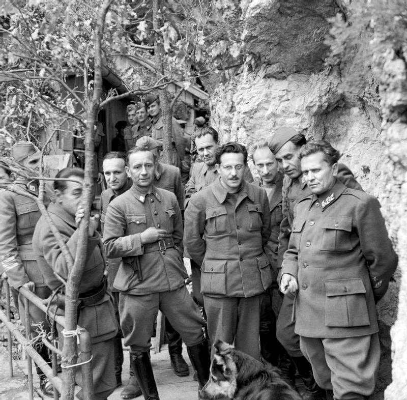 Il maresciallo Tito con i membri del comando partgiano in Jugoslavia, maggio 1944.
