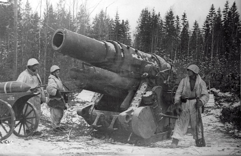 Un mortaio tedesco 305 mm M16, con cui fu bombardata Leningrado catturato dai soldati dell'Armata Rossa. Gennaio 1943.