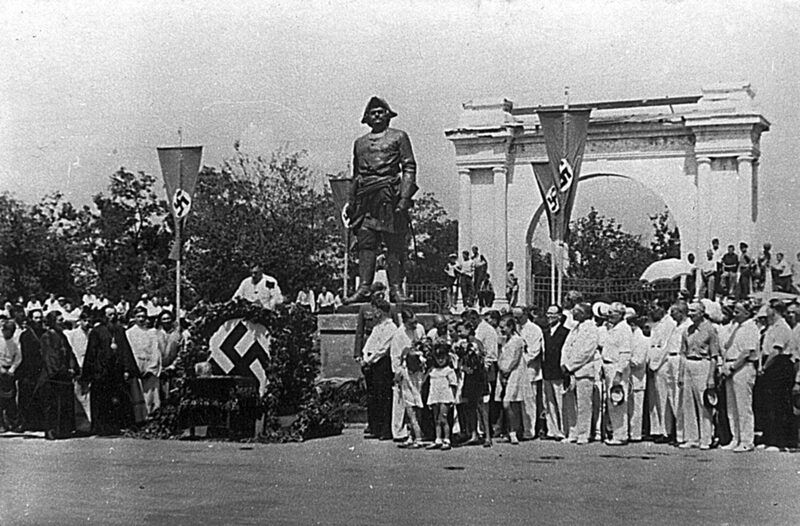 Inaugurazione del monumento zarista a Pietro I da parte dell'amministrazione nazista durante l'occupazione di Taganrog. 1942