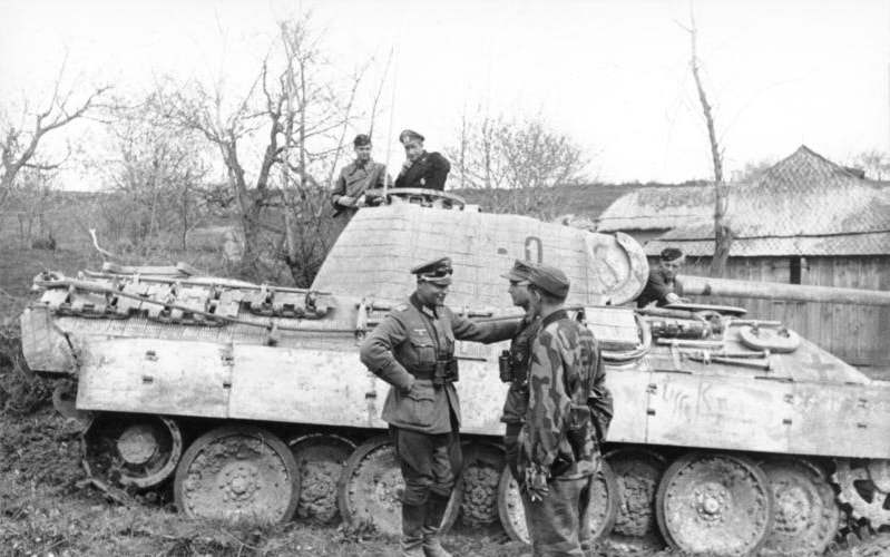 Il generale tedesco 
Karl Lorenz, comandante della divisione "Großdeutschland", parla con l'equipaggio di 5 uomini di una "Panther" Panzer V. Ucraina gennaio 1944
