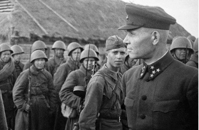 Il Maresciallo dell'Unione Sovietica Ivan Stepanovič Konev passa in rassegna le sue truppe.