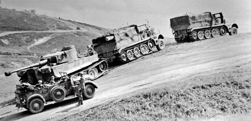 Traino di un carro armato Tiger I tedesco danneggiato, usando due trattori. Battaglia di Kursk .