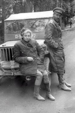 L'attrice cinematografica sovietica Valentina Serova e il poeta e drammaturgo poi corrispondente di guerra Konstantin Simonov al Fronte di Leningrado dell'Armata Rossa. URSS 1944.