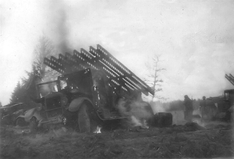 Lanciarazzi sovietico dell'Armata Rossa - BM-13 Katiuscia sul telaio del camion ZIS-12, perso nel sobborgo della città russa di Mozhaisk
