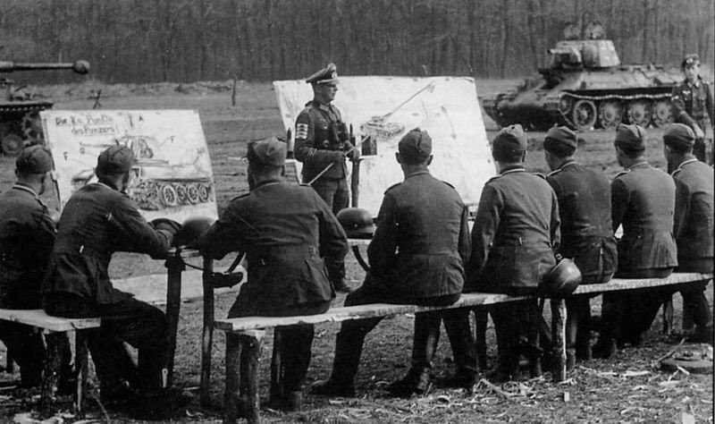 Lezione tattica al quartier generale della divisione Grossdeutschland Akhtyrka Aprile1943