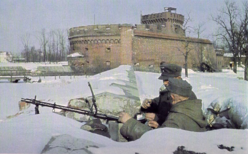 Serventi tedeschi in una postazione per mitragliatrice MG. 34 nella città fortificata di Koenigsberg. 1945.   