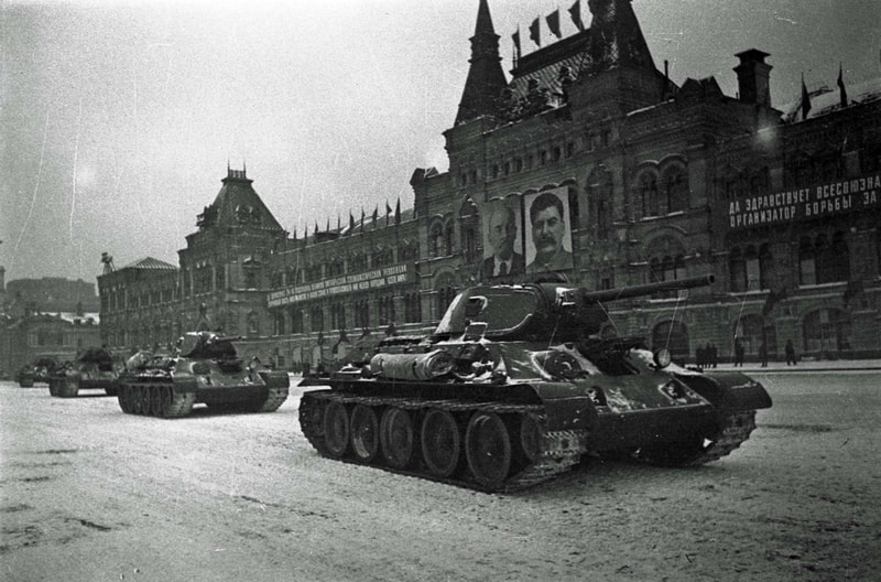 Mosca. Carri T-34 alla parata del 7 Novembre 1941 sulla Piazza Rossa.