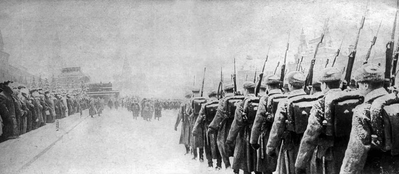 Mosca. Truppe sovietiche sfilano alla parata del 7 Novembre 1941 sulla Piazza Rossa.