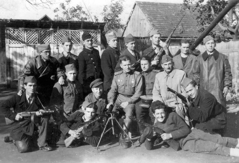 Partigiani jugoslavi e ufficiali sovietici.