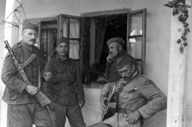 Partigiani jugoslavi nella città liberata di Novi Bečej.