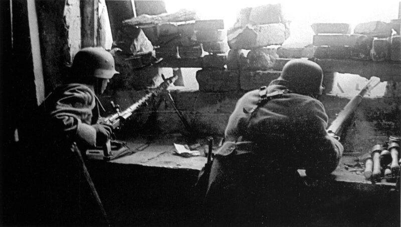 Postazione tedesca equipaggiata con mitragliatrice MG.34 nella battaglia di Stalingrado.