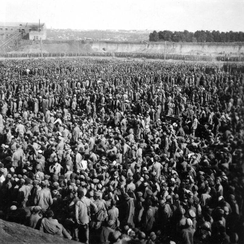 Prigionieri dell'Armata Rossa nel campo di concentramento di "fossa di Uman".Uman, Ucraina, URSS. agosto 1941