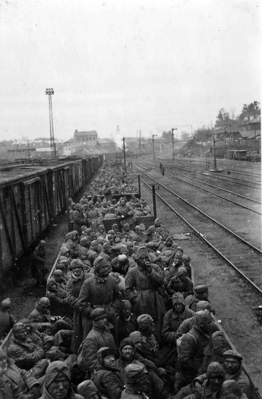 Soldati sovietici prigionieri caricati su vagoni ferroviari per essere destinati ai campi di concentramento.