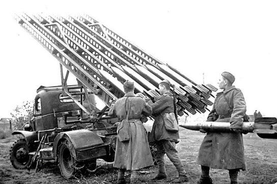 soldati sovietici caricano un sistema lanciarazzi BM-8 Katyusha