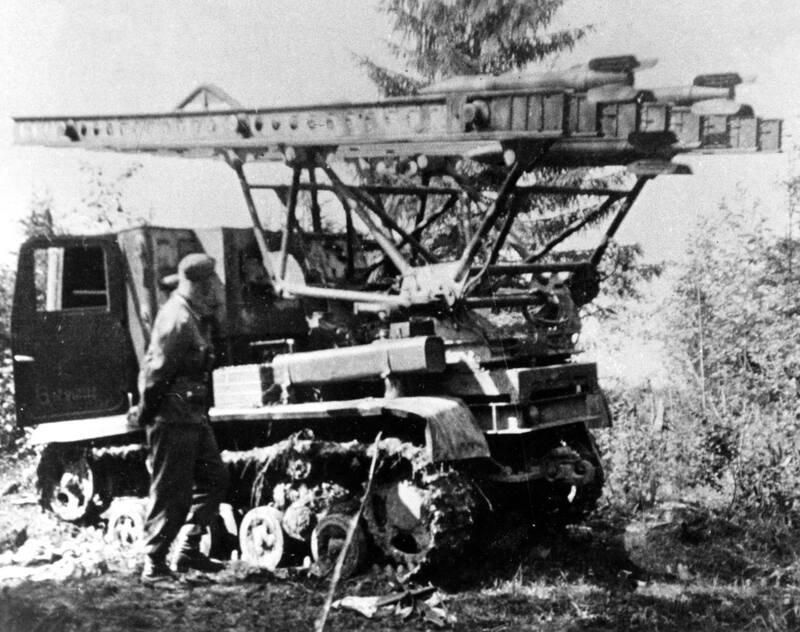 Un soldato tedesco della Wehrmacht nazista ispeziona il sistema missilistico a lancio multiplo (MLRS) sovietico BM-13-16 ("Katyusha") catturato sul telaio del trattore STZ-5 "Stalinets" dell'Artiglieria dell'Armata Rossa. Fronte orientale, 1943. Katjuša, Katiuscia, 
