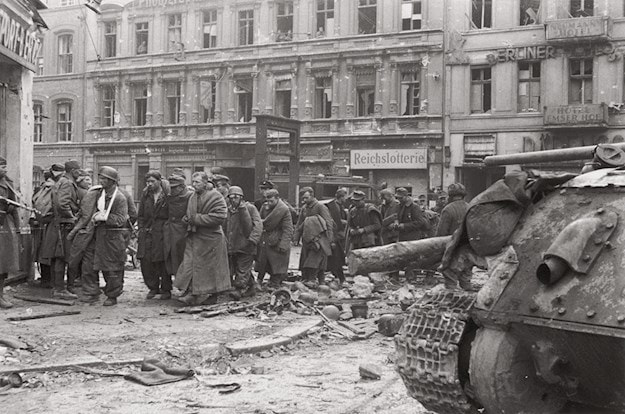 Berlino 1945. Alla fine della battaglia dei soldati tedeschi vengono fatti prigionieri. 