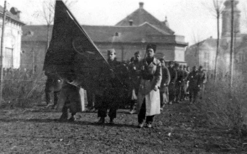 Un distaccamento di partigiani jugoslavi entra nella città di Novi Bečej.